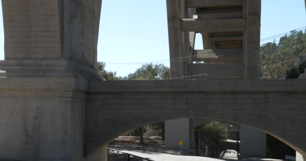 View Concrete Arch Bridge Spanning Road Colorado Street Bridge Pasadena — Stock Video