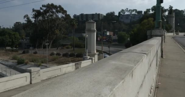 Pan Schot Van Een Brug Naar Los Angeles Rivier — Stockvideo