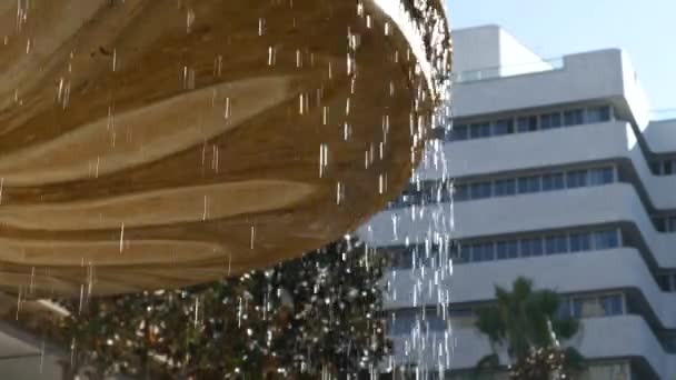 Nahaufnahme Einer Steinernen Wasserfontäne Sonnenlicht — Stockvideo