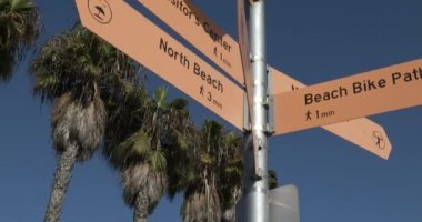 Yön tabelası Santa Monica Sahili 'ndeki birçok eğlenceyi gösteriyor. 