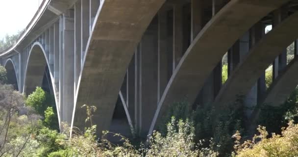 Pan Girato Sotto Storico Colorado Street Bridge Pasadena California Nel — Video Stock