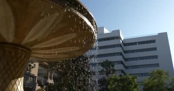 Pan Atirou Através Uma Fonte Água Pedra Luz Sol — Vídeo de Stock