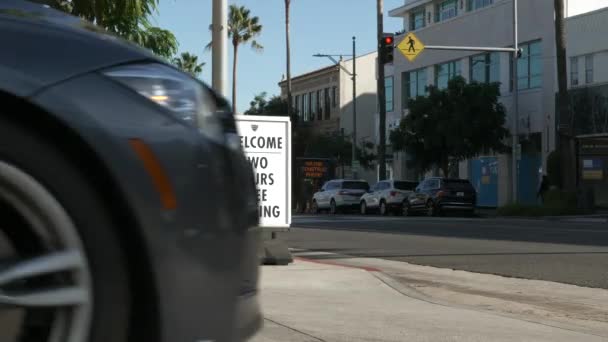 Автомобіль Виїжджає Гаража Безкоштовним Знаком Паркування — стокове відео