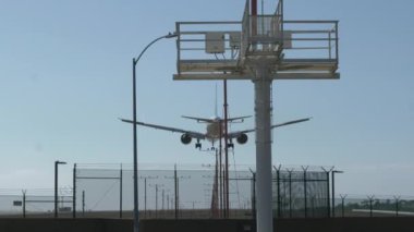 Jet uçağı Los Angeles havaalanına yavaş çekimde iniyor.