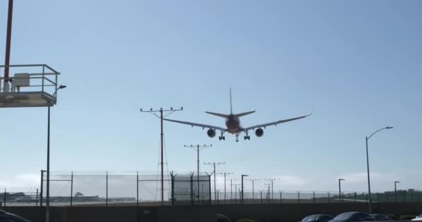 午後のロサンゼルス国際空港でのジェット飛行機の着陸 — ストック動画