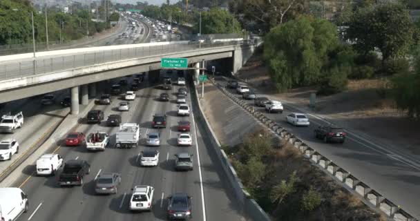 ロサンゼルスの5高速道路に合流する交通角度の高いビュー — ストック動画