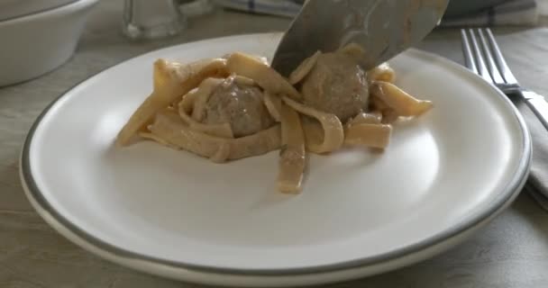 在瑞典肉丸子上涂上方便面 — 图库视频影像