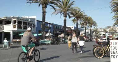 Hermosa Beach, CA USA - 12 Eylül 2021: Hermosa Plajı 'ndaki dükkanların, restoranların ve satıcıların tadını çıkaran insanlar