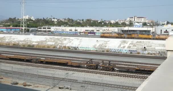 Los Angeles Usa August 2021 Freight Train Moving Railroad Tracks — стоковое видео