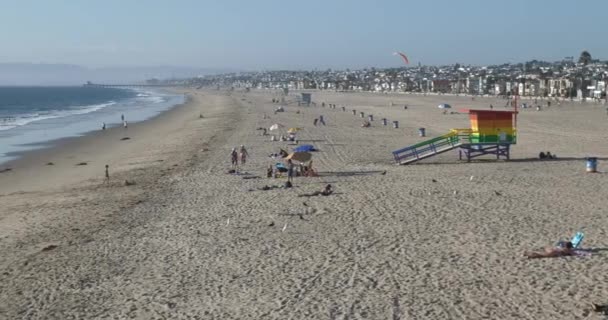 Hermosa Beach Usa September 2021 Pan Hermosa Beach Mit Rettungsschwimmhütte — Stockvideo