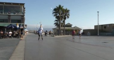 Hermosa Beach, CA USA - 12 Eylül 2021: Hermosa Beach 'teki bisiklet yolunda patenci ve turistler 