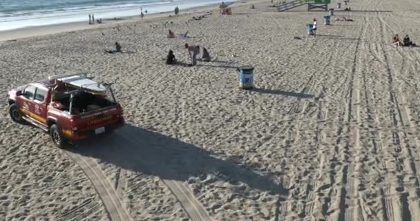 Hermosa Beach Usa Вересня 2021 Вантажівка Lifeguard Їде Піску Hermosa — стокове відео