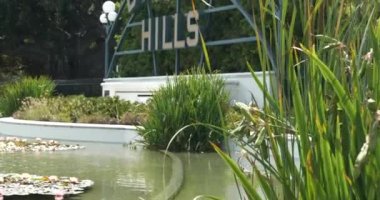 Beverly Hills, CA USA - 2 Temmuz 2021 Beverly Gardens Parkı 'ndaki ikonik Beverly Hills tabelası