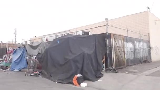 Los Angeles Usa Kwietnia 2021 Namioty Bezdomnych Zapchają Chodnik Dzielnicy — Wideo stockowe