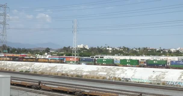 カリフォルニア州ロサンゼルス 2021年8月20日La川沿いの鉄道ヤードを通過する貨物列車 — ストック動画