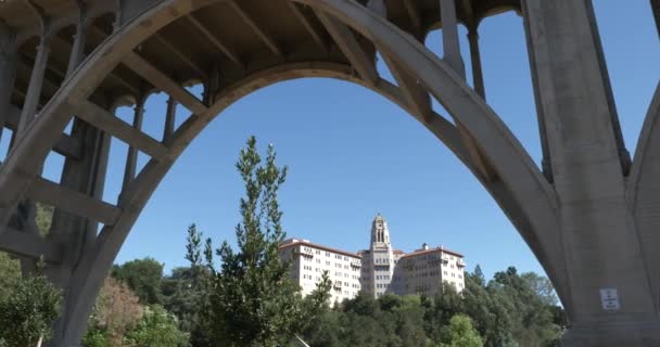 Berufungsgericht Durch Den Bogen Der Colorado Street Bridge Gesehen — Stockvideo