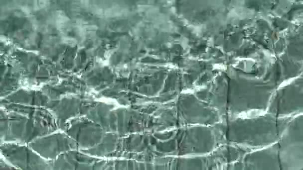 Wassertropfen Verursachen Wellen Einem Pool Unter Einem Fundament — Stockvideo