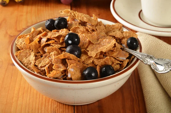 Bran flakes and blueberries — Stock Photo, Image