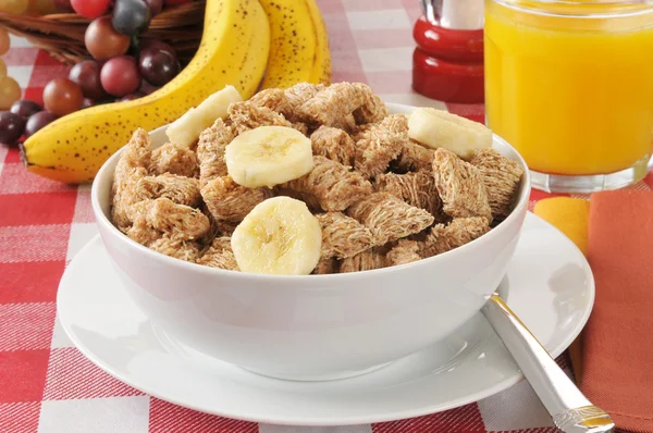 Shredded organic wheat breakfast cereal — Stock Photo, Image