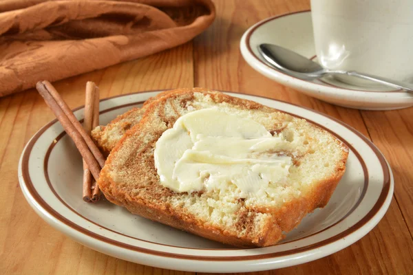 Pão de canela com manteiga — Fotografia de Stock