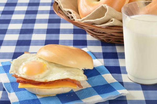 Kızarmış yumurtalı sandviç — Stok fotoğraf