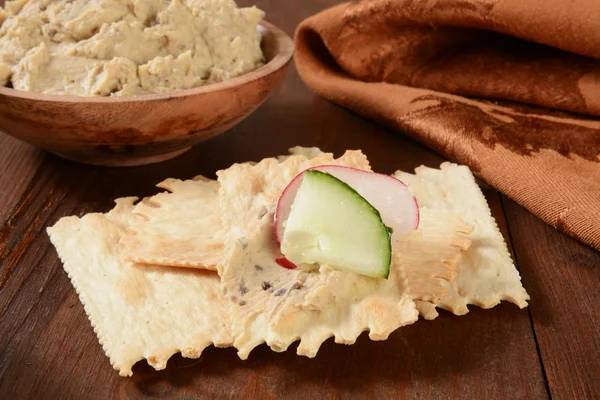 Flatbread crackers and hummus — Stock Photo, Image