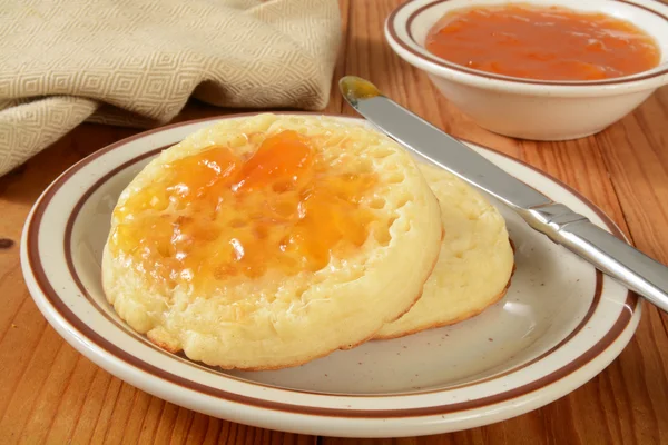 Crumpets con mermelada de albaricoque —  Fotos de Stock