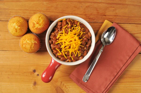 Chili and cornbread — Stock Photo, Image