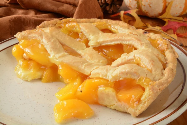 Tarta de melocotón en una mesa de vacaciones — Foto de Stock