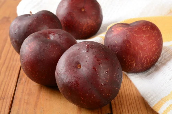 Ripe organic plums — Stock Photo, Image