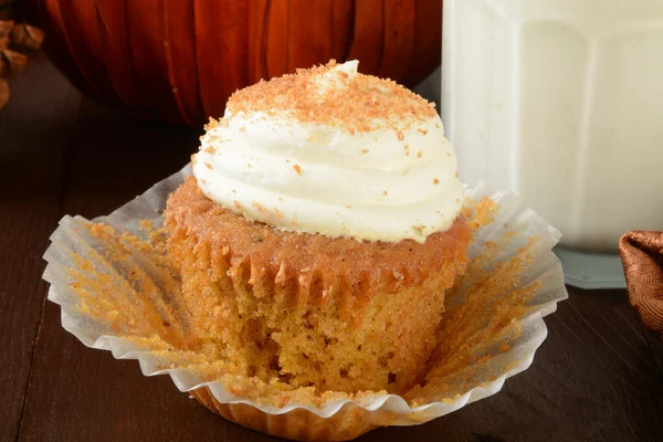 Pumpkin cupcake and milk — Stock Photo, Image