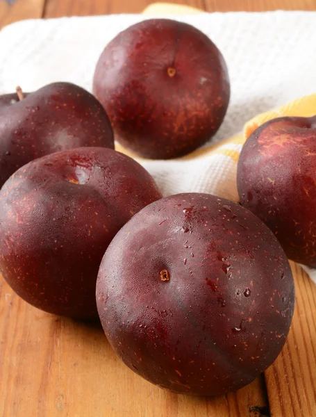 Fresh red plums — Stock Photo, Image