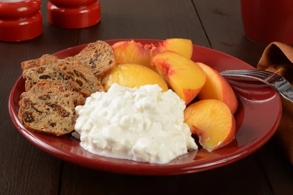 Cottage cheese with peaches — Stock Photo, Image