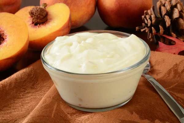 Griekse stijl perzik yoghurt — Stockfoto