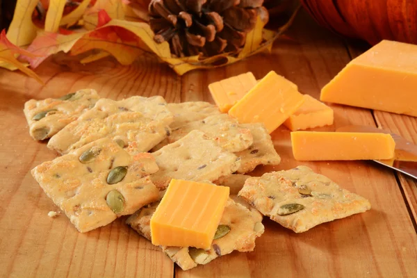 Balkabağı tohumu ve peynirli kraker — Stok fotoğraf