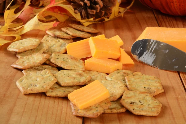 Cheddar-Käse und Basilikumcracker — Stockfoto