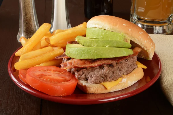 Avokado Bacon hamburger — Stok fotoğraf