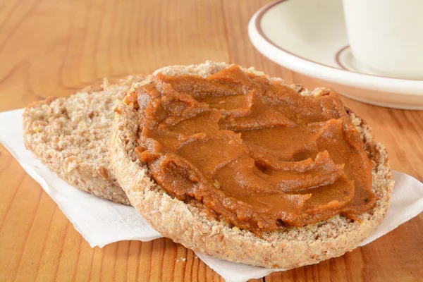 English muffin with pumpkin butter — Stock Photo, Image