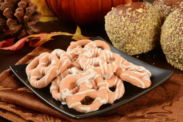 Pumpkin pie pretzels and caramel apples — Stock Photo, Image