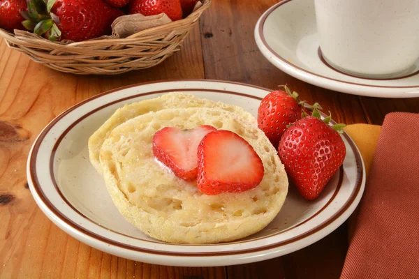 English muffin with strawberries — Stock Photo, Image