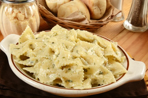 Farfalle pasta med krämig basilikapesto — Stockfoto