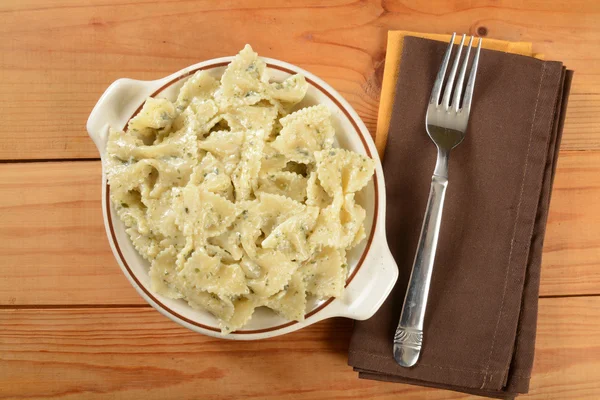 Farfalle z sosem pesto — Zdjęcie stockowe