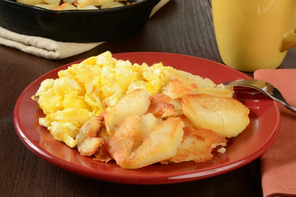 Scrambled eggs and home fries — 图库照片