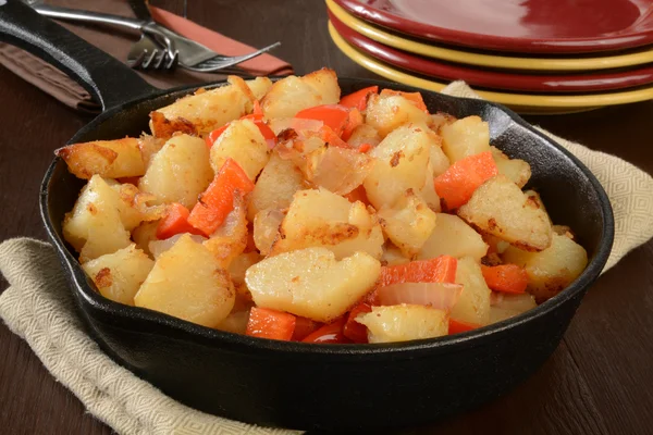 Papas fritas con pimientos y cebollas —  Fotos de Stock