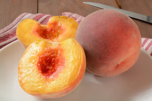 Fresh siced peaches — Stockfoto