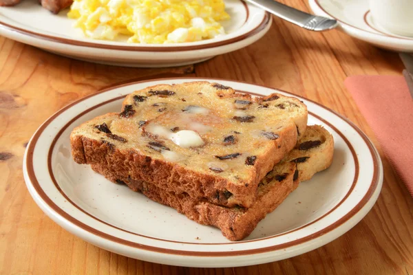 Rosinen-Toast mit Butter — Stockfoto