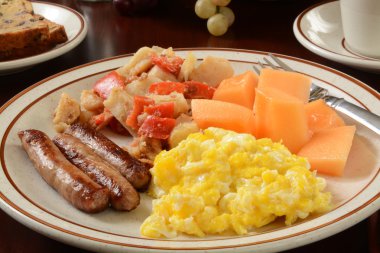 Sosis ve yumurta ile homefries