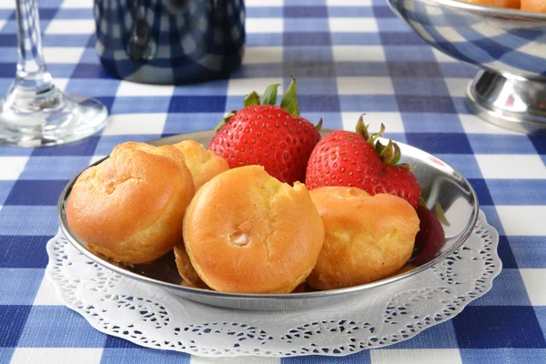Cream puffs and strawberries — Stock Photo, Image