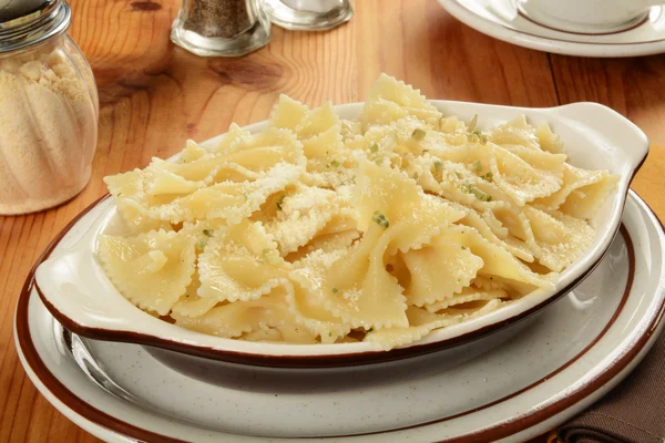 Smörade pasta med parmesanost — Stockfoto