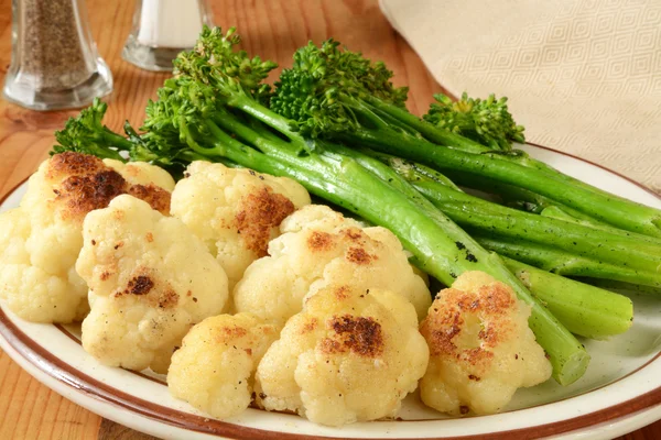 Grilled broccoli and cauliflower — Stock Photo, Image